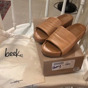 Beek Honey Tan Slides Size 7